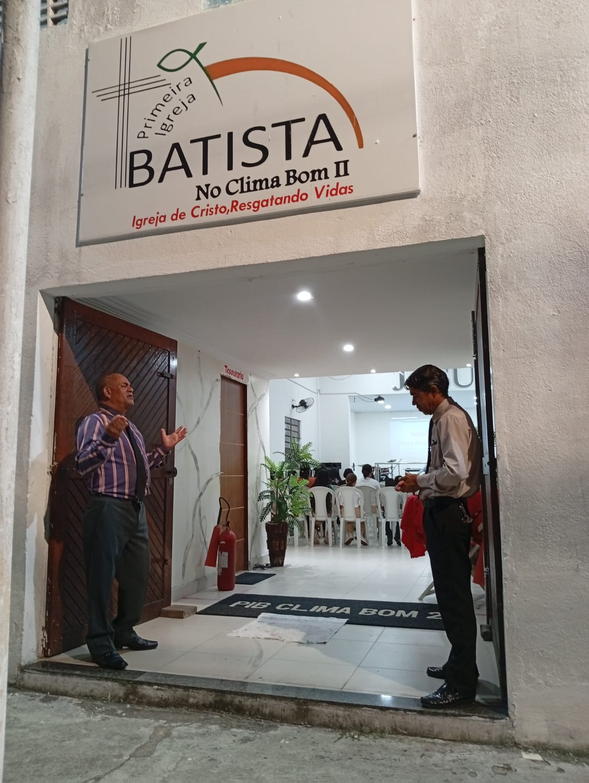 Entrada da Primeira Igreja Batista no Clima Bom II